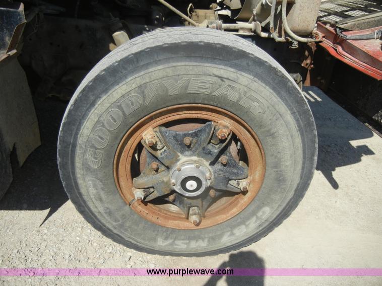 image for item D4416 1979 International F2575 semi truck