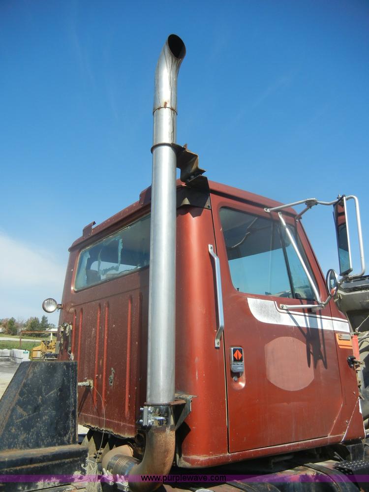 image for item D4416 1979 International F2575 semi truck