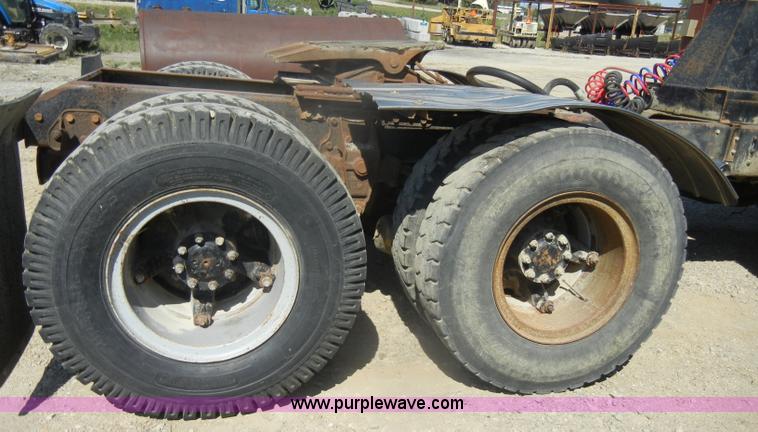 image for item D4416 1979 International F2575 semi truck