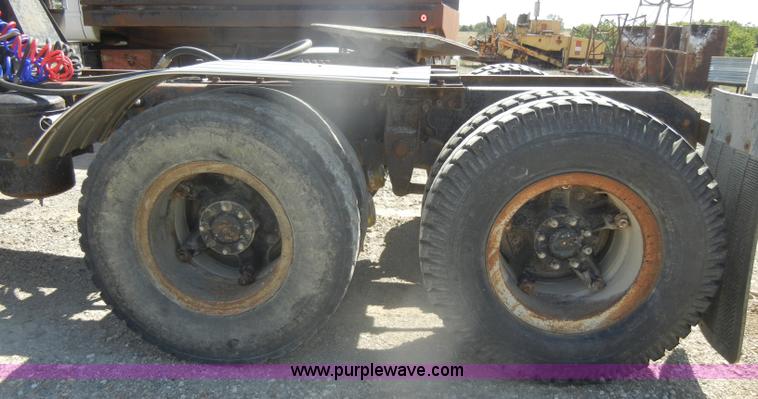 image for item D4416 1979 International F2575 semi truck