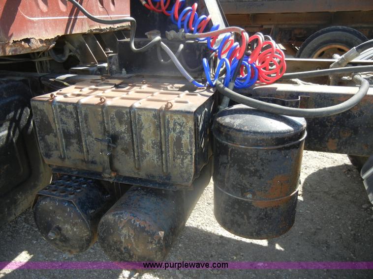 image for item D4416 1979 International F2575 semi truck