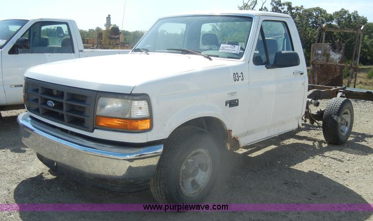 image for item D4419 1995 Ford F150 XL pickup truck cab and chassis
