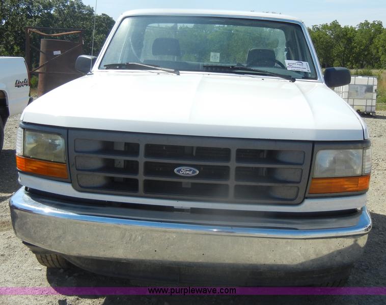 image for item D4419 1995 Ford F150 XL pickup truck cab and chassis