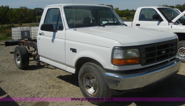 image for item D4419 1995 Ford F150 XL pickup truck cab and chassis