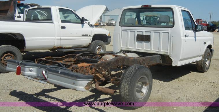 image for item D4419 1995 Ford F150 XL pickup truck cab and chassis
