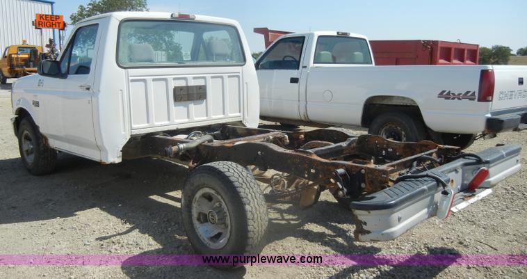 image for item D4419 1995 Ford F150 XL pickup truck cab and chassis