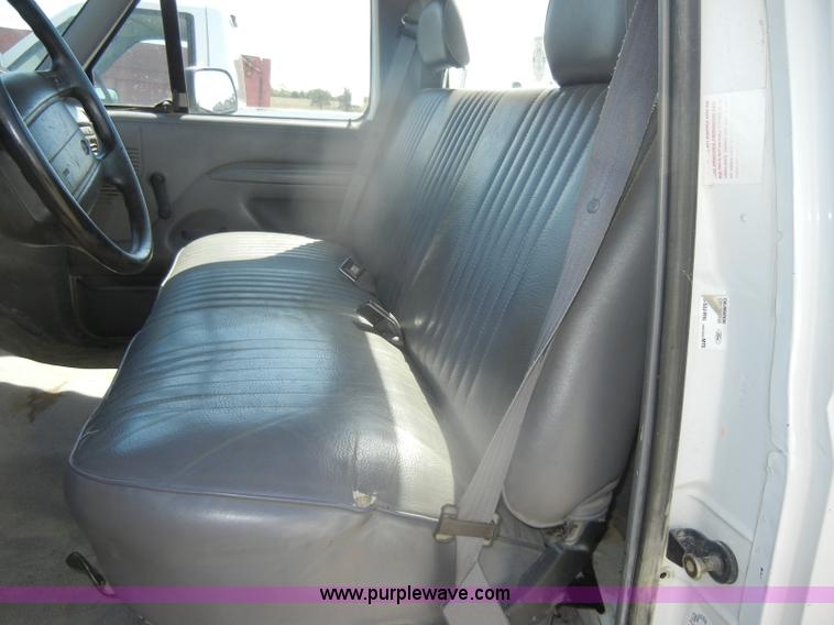 image for item D4419 1995 Ford F150 XL pickup truck cab and chassis