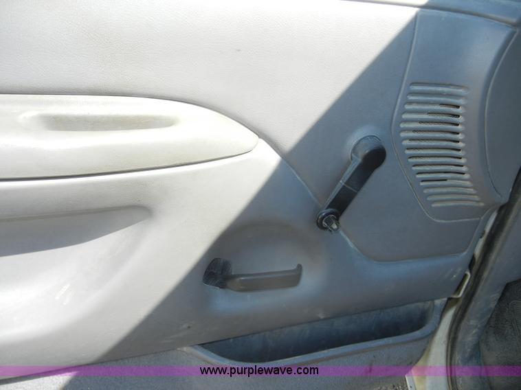 image for item D4419 1995 Ford F150 XL pickup truck cab and chassis