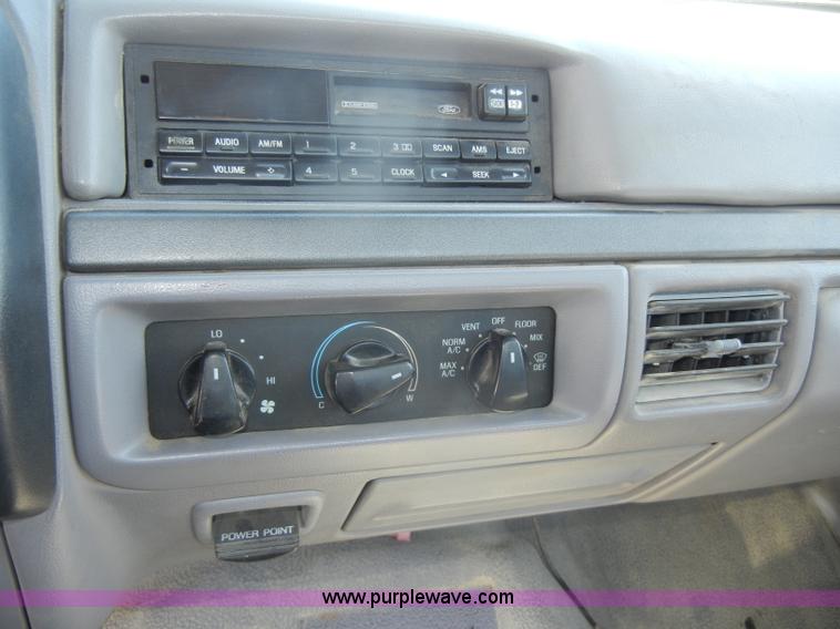 image for item D4419 1995 Ford F150 XL pickup truck cab and chassis