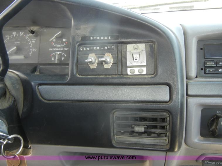 image for item D4419 1995 Ford F150 XL pickup truck cab and chassis