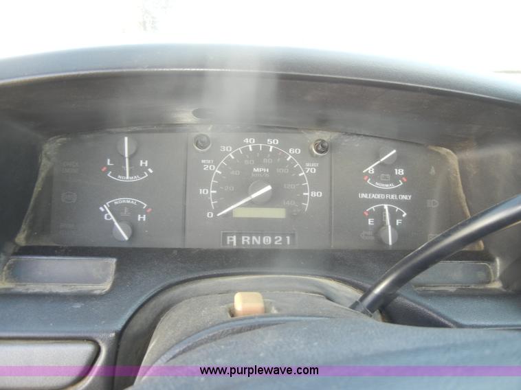 image for item D4419 1995 Ford F150 XL pickup truck cab and chassis