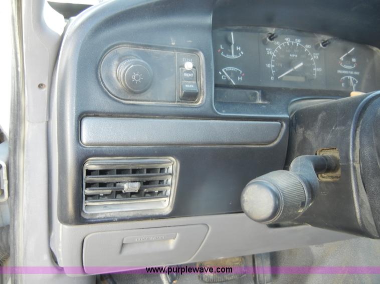 image for item D4419 1995 Ford F150 XL pickup truck cab and chassis