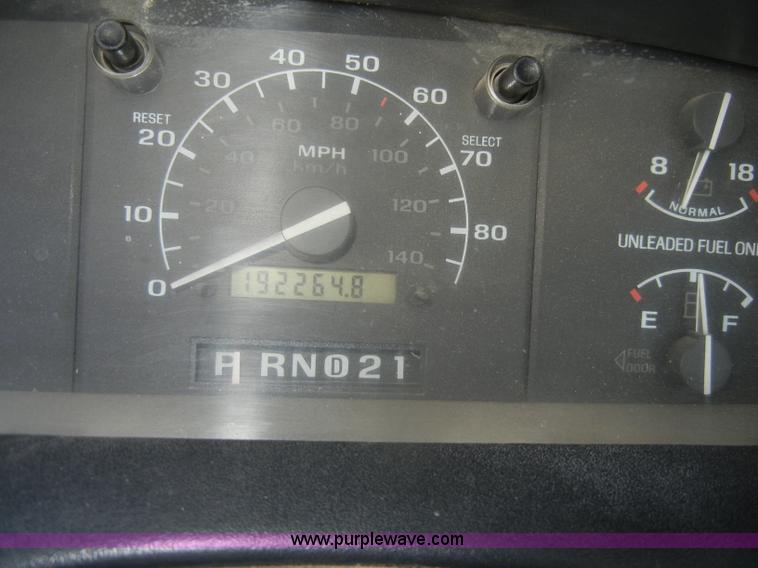 image for item D4419 1995 Ford F150 XL pickup truck cab and chassis