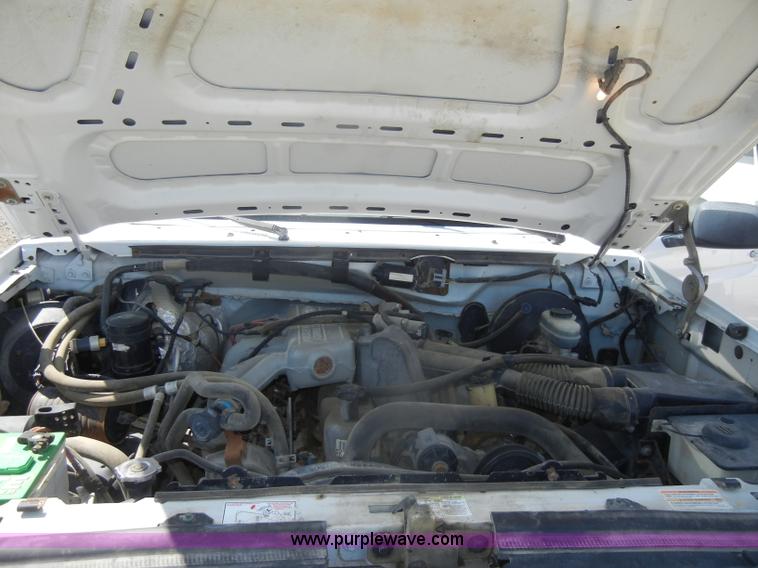 image for item D4419 1995 Ford F150 XL pickup truck cab and chassis