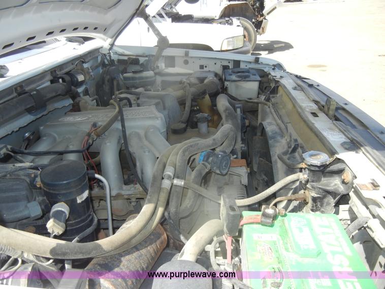 image for item D4419 1995 Ford F150 XL pickup truck cab and chassis