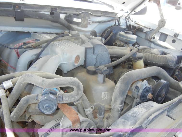 image for item D4419 1995 Ford F150 XL pickup truck cab and chassis