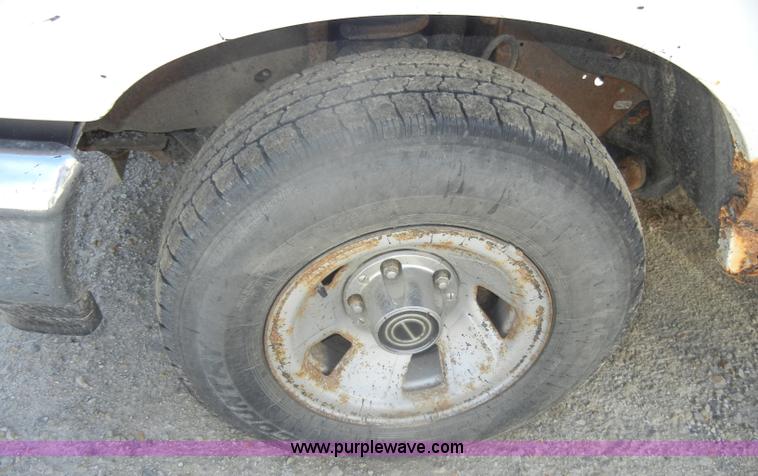 image for item D4419 1995 Ford F150 XL pickup truck cab and chassis