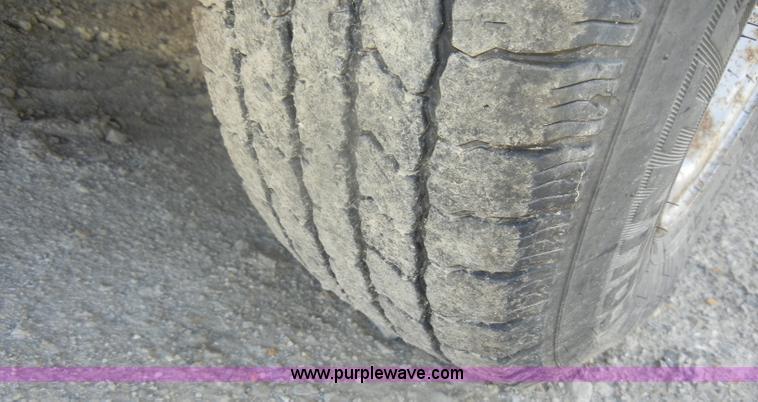 image for item D4419 1995 Ford F150 XL pickup truck cab and chassis