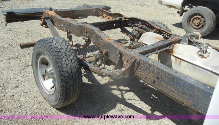 image for item D4419 1995 Ford F150 XL pickup truck cab and chassis