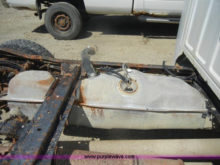 image for item D4419 1995 Ford F150 XL pickup truck cab and chassis