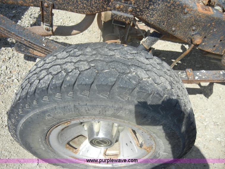 image for item D4419 1995 Ford F150 XL pickup truck cab and chassis