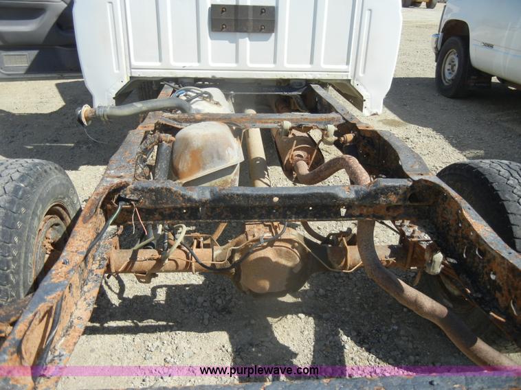 image for item D4419 1995 Ford F150 XL pickup truck cab and chassis