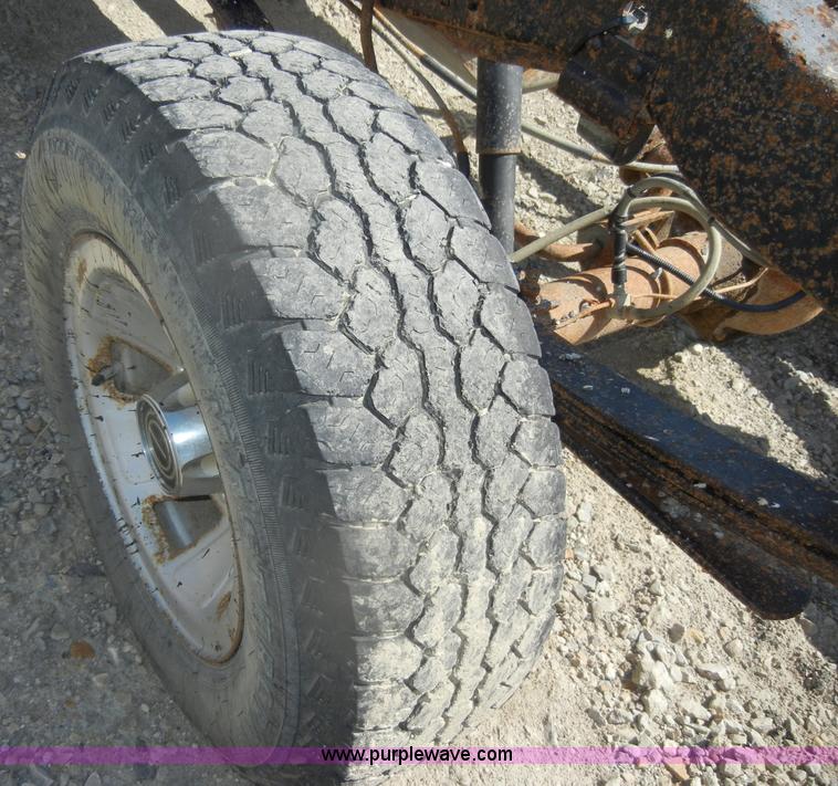 image for item D4419 1995 Ford F150 XL pickup truck cab and chassis