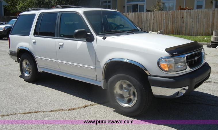 image for item D4463 1999 Ford Explorer XLT SUV