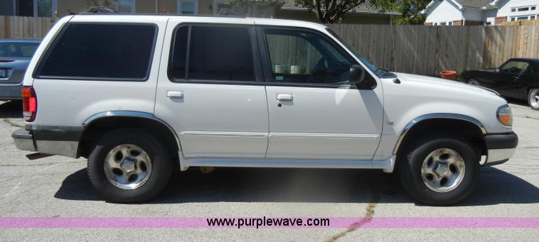 image for item D4463 1999 Ford Explorer XLT SUV