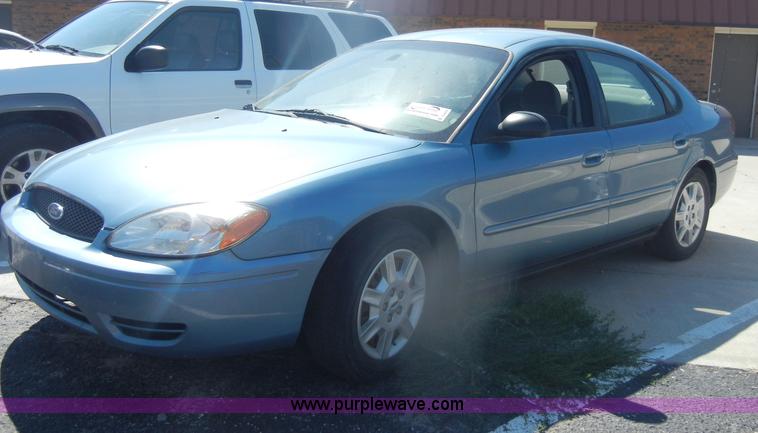 image for item D4476 2006 Ford Taurus SE