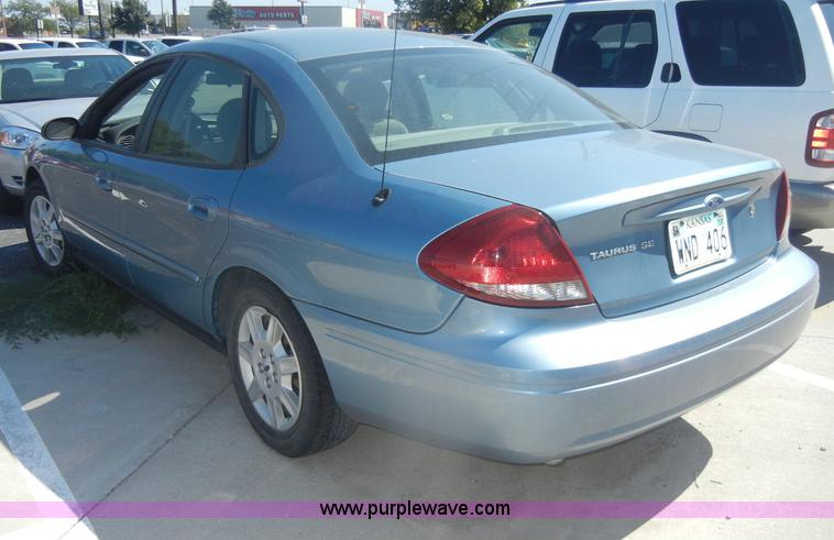 image for item D4476 2006 Ford Taurus SE