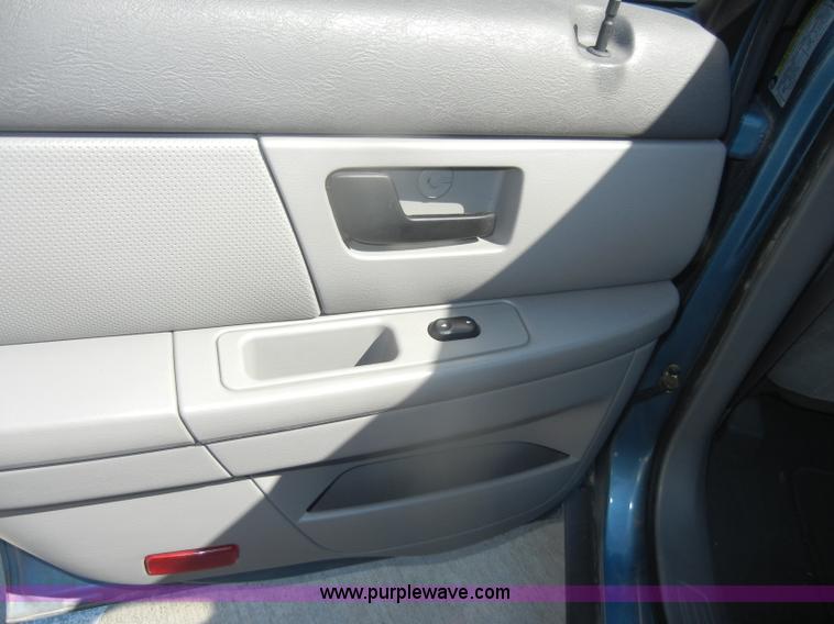 image for item D4476 2006 Ford Taurus SE