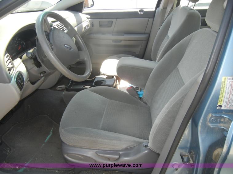 image for item D4476 2006 Ford Taurus SE