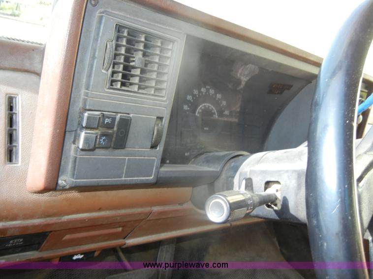 image for item D4616 1989 GMC Sierra 1500 SL pickup truck