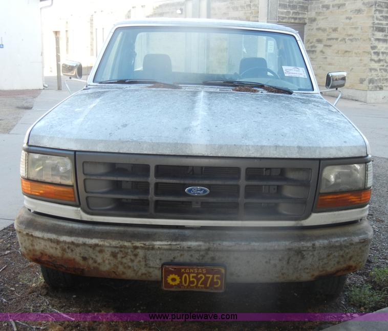 image for item D4617 1993 Ford F150 XL pickup truck
