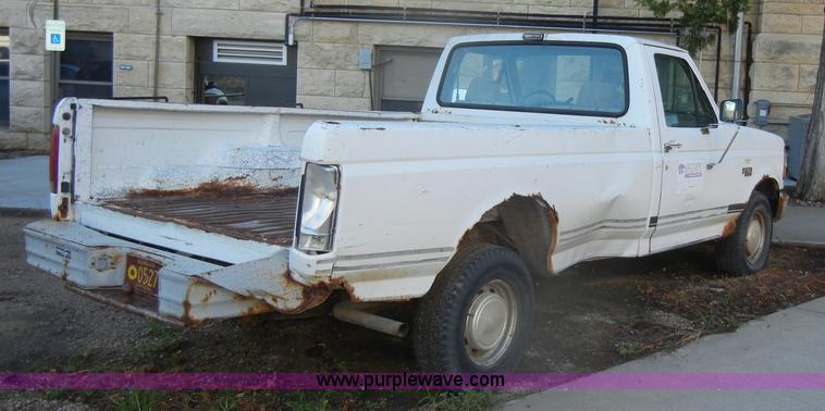 image for item D4617 1993 Ford F150 XL pickup truck
