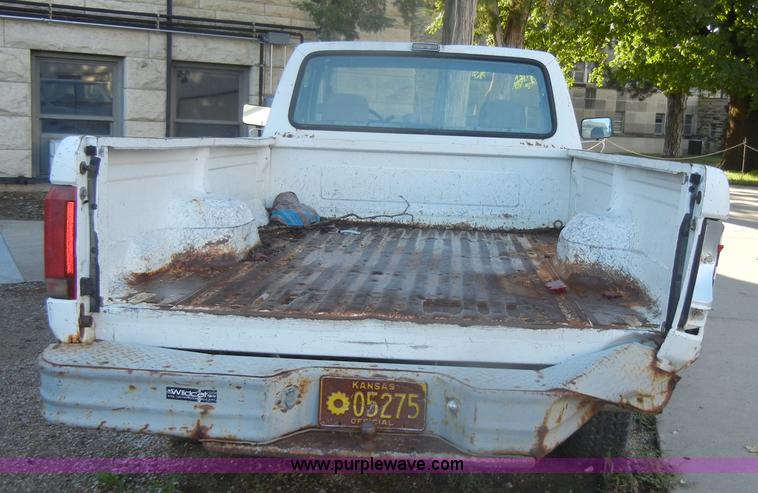 image for item D4617 1993 Ford F150 XL pickup truck