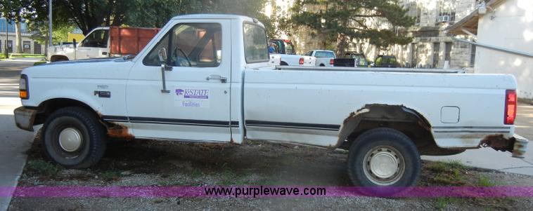 image for item D4617 1993 Ford F150 XL pickup truck