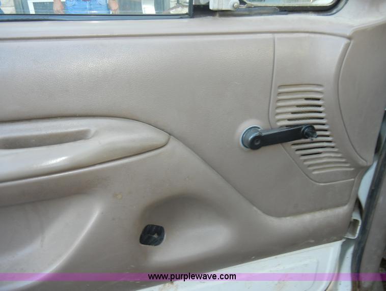 image for item D4617 1993 Ford F150 XL pickup truck