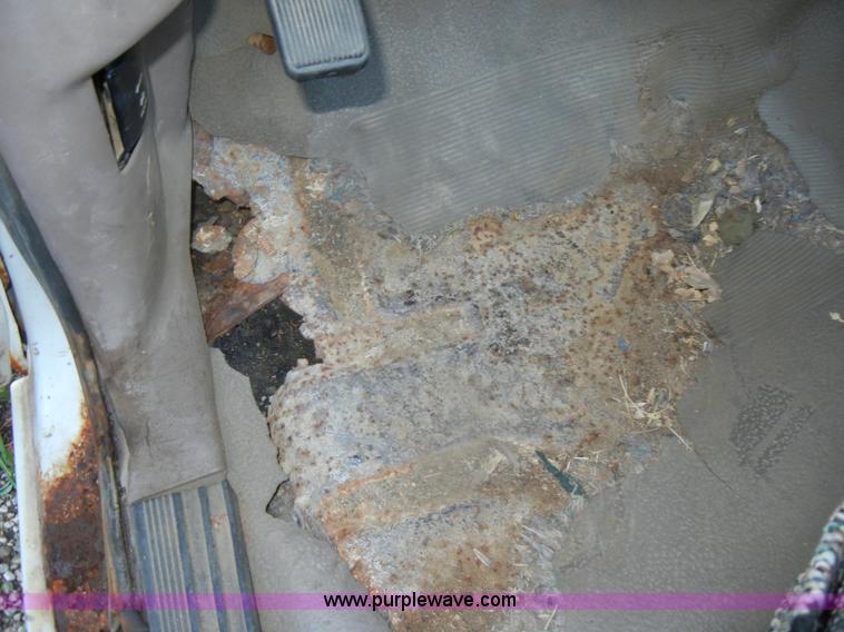 image for item D4617 1993 Ford F150 XL pickup truck