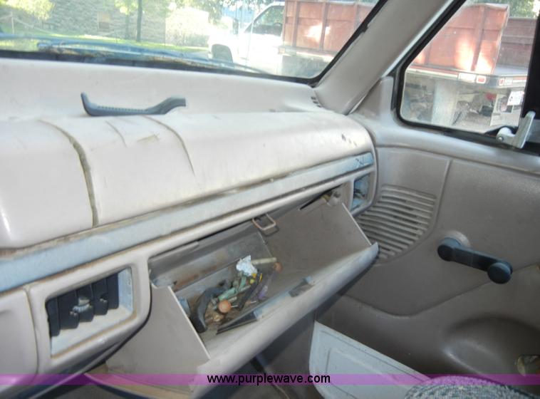 image for item D4617 1993 Ford F150 XL pickup truck