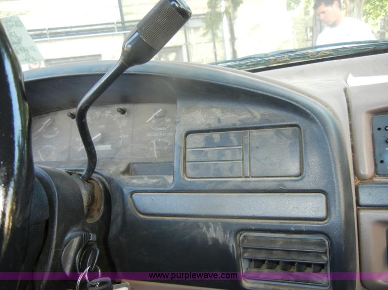 image for item D4617 1993 Ford F150 XL pickup truck