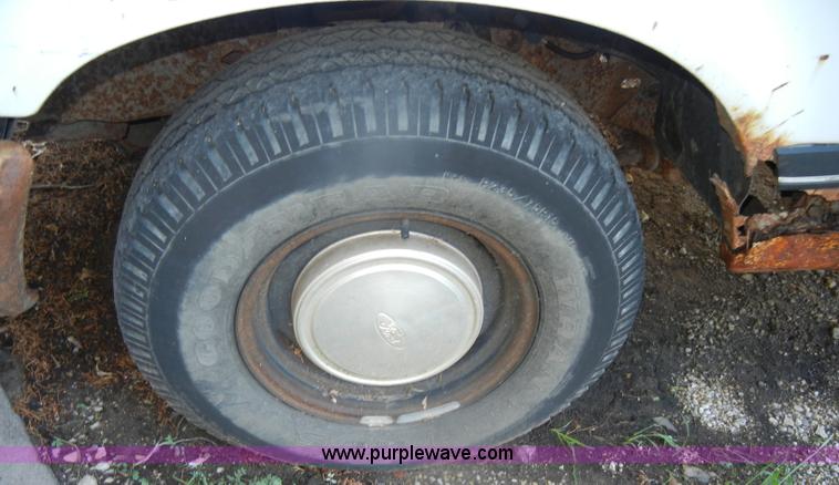 image for item D4617 1993 Ford F150 XL pickup truck