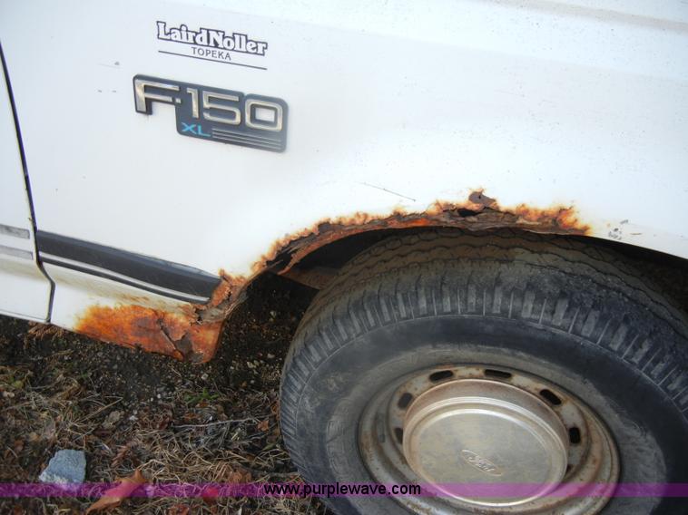 image for item D4617 1993 Ford F150 XL pickup truck