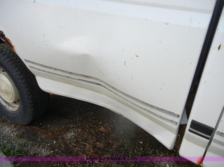 image for item D4617 1993 Ford F150 XL pickup truck