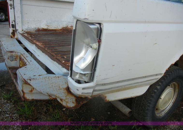 image for item D4617 1993 Ford F150 XL pickup truck