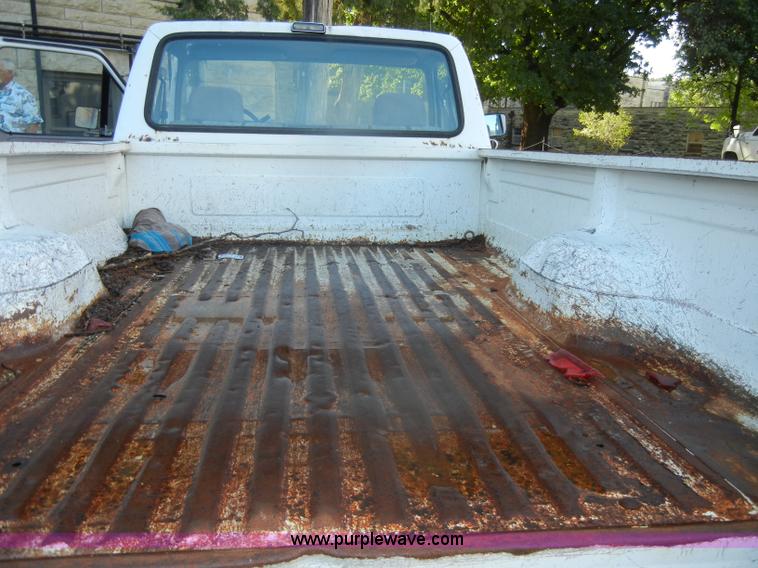 image for item D4617 1993 Ford F150 XL pickup truck