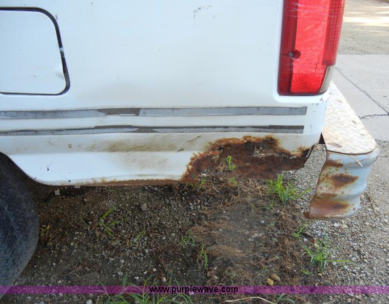 image for item D4617 1993 Ford F150 XL pickup truck