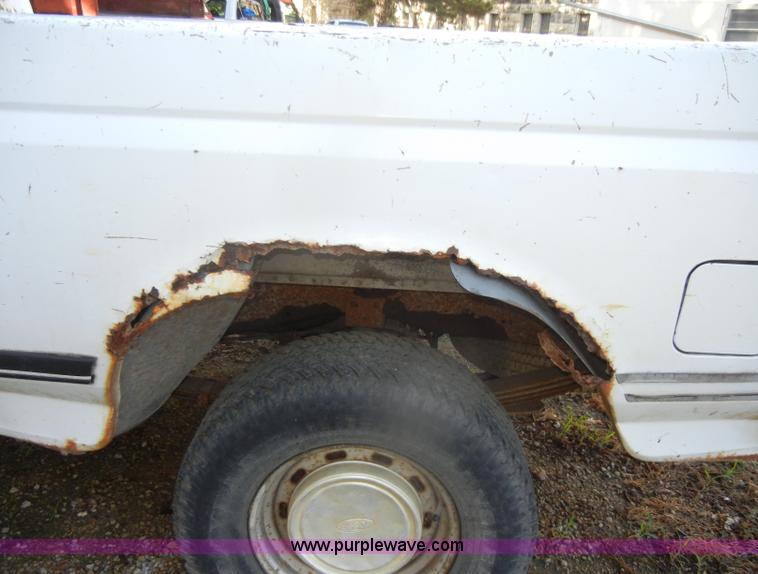 image for item D4617 1993 Ford F150 XL pickup truck