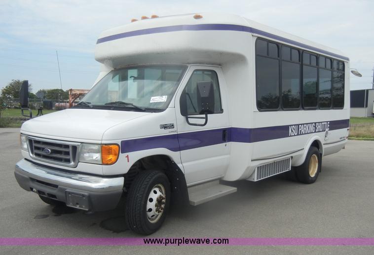 image for item D4999 2005 Ford E450 Super Duty shuttle bus